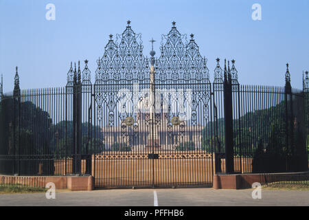 L'Inde, New Delhi, Rashtrapati Bhavan, le président de la résidence officielle de l'Inde, vu par Edwin Lutyen's ornate Portes de fer. Banque D'Images