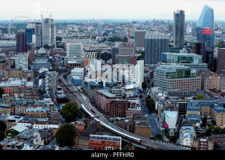 Une vue sur le nord de Lambeth et de Southwark avec le London Eye à gauche et la Tour de la Banque du Sud et d'un droit à Blackfriars, vu depuis le toit du Guy's Hospital, Londres. Banque D'Images