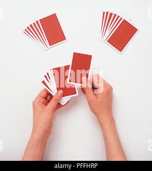 Deux mains de cartes étant distribuées à partir d'un pont en face, vue de dessus Banque D'Images