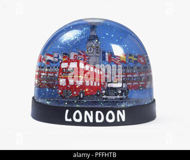 'Snow' dôme en plastique représentant une scène de Londres avec un bus, taxi, et le Big Ben, Close up. Banque D'Images