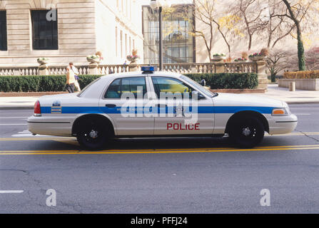 États-unis, Illinois, Chicago, voiture de police conduite le long street, vue de côté. Banque D'Images