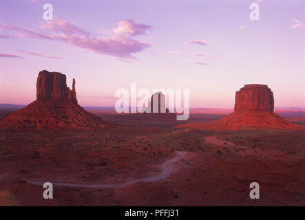 Aux Etats-Unis, trois buttes connu comme 'le', mitaines mitaines gauche, droite mitten et merrick mitten, dans Monument Valley. Banque D'Images