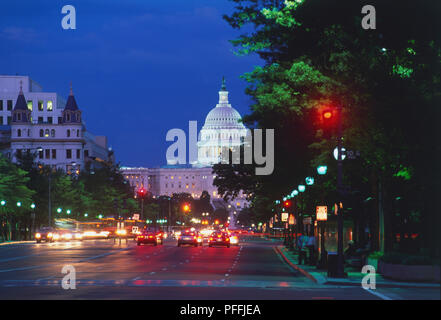 Vue sur le trafic de banlieue, rempli de Pennsylvanie Avenue vu la nuit avec le Capitole éclairés dans la distance. Banque D'Images