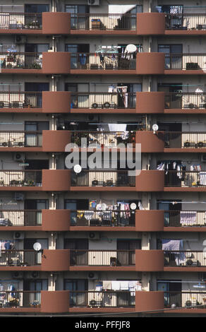 Japon, Tokyo, à plusieurs étages d'un balcon dans résidence. Banque D'Images