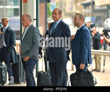 Sir Norman Bettison (centre) arrive à Preston le Tribunal de la Couronne, lorsqu'une demande d'arrêter les poursuites engagées contre l'ancien West Yorkshire et du chef de la police de Merseyside pour inconduite à la suite de la catastrophe est due à Hillsborough se faire entendre. Banque D'Images