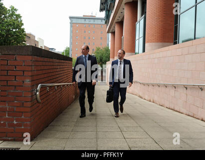 Sir Norman Bettison (gauche) arrive à Preston le Tribunal de la Couronne, lorsqu'une demande d'arrêter les poursuites engagées contre l'ancien West Yorkshire et du chef de la police de Merseyside pour inconduite à la suite de la catastrophe est due à Hillsborough se faire entendre. Banque D'Images