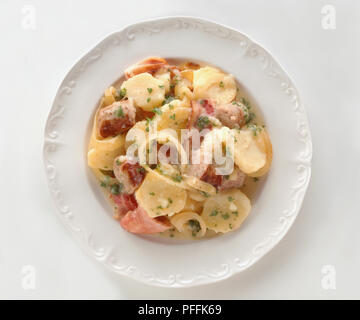 Dorloter Dublin on white plate, close-up Banque D'Images