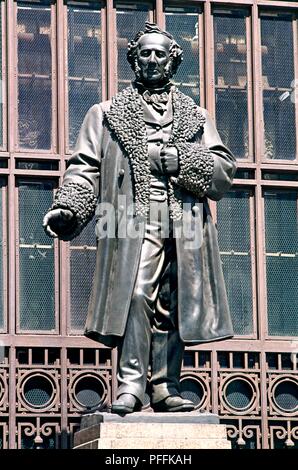 USA, New York, statue de bronze de Cornelius Vanderbilt à l'extérieur de la gare Grand Central Banque D'Images