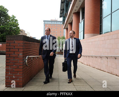 Sir Norman Bettison (gauche) arrive à Preston le Tribunal de la Couronne, lorsqu'une demande d'arrêter les poursuites engagées contre l'ancien West Yorkshire et du chef de la police de Merseyside pour inconduite à la suite de la catastrophe est due à Hillsborough se faire entendre. Banque D'Images