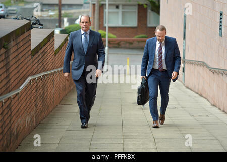 Sir Norman Bettison (gauche) arrive à Preston le Tribunal de la Couronne, lorsqu'une demande d'arrêter les poursuites engagées contre l'ancien West Yorkshire et du chef de la police de Merseyside pour inconduite à la suite de la catastrophe est due à Hillsborough se faire entendre. Banque D'Images