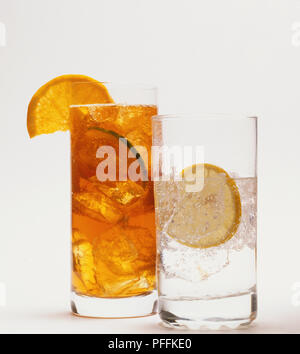 Verre de Pimms et verre de gin tonic, à la fois avec de la glace et de tranches de citron. Banque D'Images