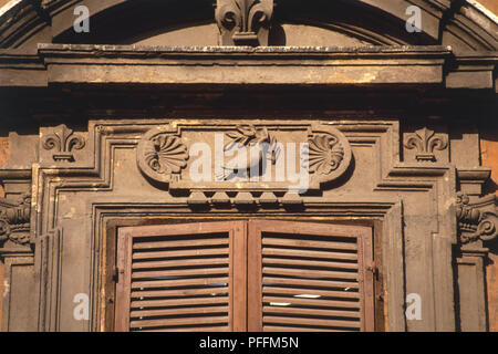 L'Italie, Rome, Palazzo Pamphilj, colombe et branche d'olivier sur la façade. Banque D'Images