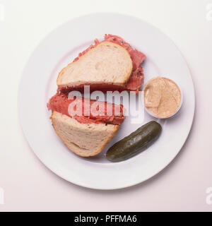 Sandwich de pain de seigle farci de bœuf salé, servi avec de la moutarde et des cornichons, un plat typique de New York Deli, vue d'en haut Banque D'Images