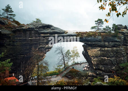 Pravcicka brana la plus grande arche de grès naturel en Europe en République tchèque Suisse (ou de la Suisse tchèque Ceske Svycarsko) Parc National. Misty sceni Banque D'Images