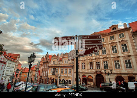 Prague, République tchèque, le 15 septembre 2017 : attractions street sign à Uvoz street de la vieille ville de Prague, sur une colline à Prague, République tchèque. Banque D'Images