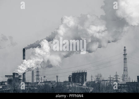 Cheminées dans une usine à vapeur émettant de travail, le smog et la pollution de l'air. Banque D'Images