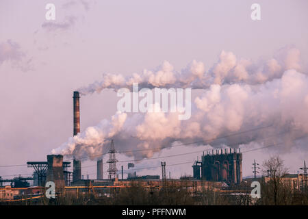 Cheminées dans une usine à vapeur émettant de travail, le smog et la pollution de l'air. Banque D'Images