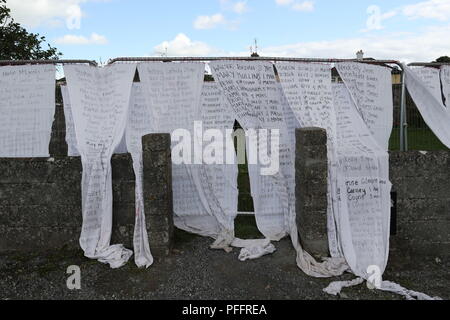 Draps de l'hôtel avec le nom de centaines d'enfants décédés drapés sur les portes d'un lieu de sépulture d'une masse à Tuam, Co Galway, où une veillée aura lieu lors de la visite du pape à Knock Shrine à Mayo. Banque D'Images