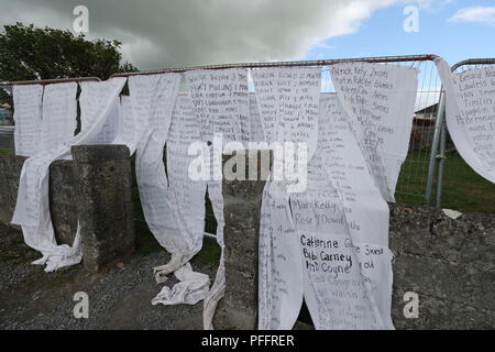 Draps de l'hôtel avec le nom de centaines d'enfants décédés drapés sur les portes d'un lieu de sépulture d'une masse à Tuam, Co Galway où une veillée aura lieu lors de la visite du pape à Knock Shrine à Mayo. Banque D'Images