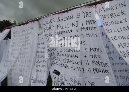 Draps de l'hôtel avec le nom de centaines d'enfants décédés drapés sur les portes d'un lieu de sépulture d'une masse à Tuam, Co Galway où une veillée aura lieu lors de la visite du pape à Knock Shrine à Mayo. Banque D'Images