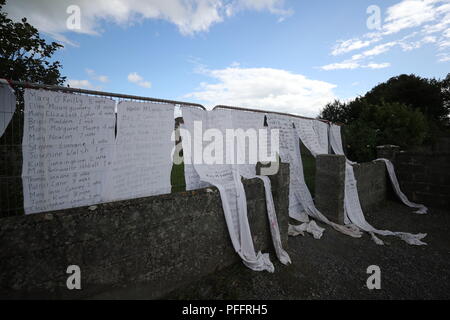 Draps de l'hôtel avec le nom de centaines d'enfants décédés drapés sur les portes d'un lieu de sépulture d'une masse à Tuam, Co Galway où une veillée aura lieu lors de la visite du pape à Knock Shrine à Mayo. Banque D'Images