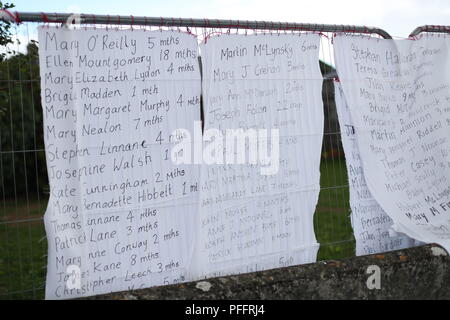 Draps de l'hôtel avec le nom de centaines d'enfants décédés drapés sur les portes d'un lieu de sépulture d'une masse à Tuam, Co Galway où une veillée aura lieu lors de la visite du pape à Knock Shrine à Mayo. Banque D'Images