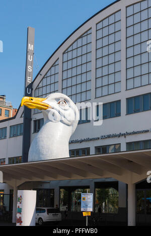 Musée d'art d'Helsinki, vue de l'énorme tête seagull situé au-dessus de l'entrée nord du Musée d'Art de Helsinki (HAM) dans le centre de la ville, en Finlande. Banque D'Images