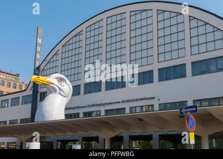 Musée d'art d'Helsinki, vue de l'énorme tête seagull situé au-dessus de l'entrée nord du Musée d'Art de Helsinki (HAM) dans le centre de la ville, en Finlande. Banque D'Images