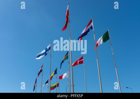 Image de Kingston Upon Hull UK City of Culture 2017. Illustré autour d'Humber et Marina sont les drapeaux des différentes nations et baots amarré. Banque D'Images