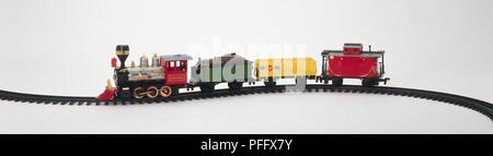 Toy train à vapeur sur la voie sinueuse, vue de côté. Banque D'Images