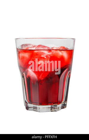 Transparent monochrome, cocktail rafraîchissant dans un verre avec beaucoup de glaçons avec goût de baies, cerises, fraises, pamplemousses. Côté vie Banque D'Images