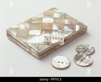 Boîte rectangulaire plat carré décoré de nacre motif, trois boutons nacre, Close up Banque D'Images