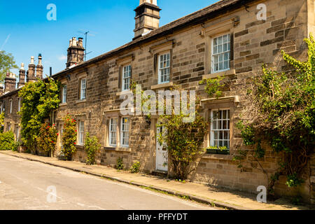 Stone cottages Bakewell, petite ville sur la rivière Wye, Derbyshire Dales dans le Peak District, England, UK, célèbre pour le pudding Bakewell Banque D'Images