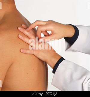 Les médecins d'une part à une pichenette mans retour Banque D'Images