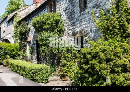 Stone cottages Bakewell, petite ville sur la rivière Wye, Derbyshire Dales dans le Peak District, England, UK, célèbre pour le pudding Bakewell Banque D'Images