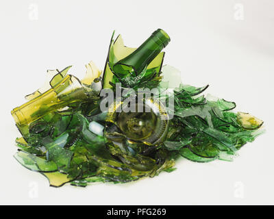Flacon en verre vert divisé en petits morceaux, Close up. Banque D'Images