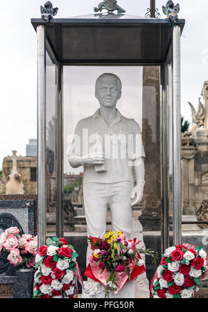 Sculpture très réaliste du jeune homme à la bouteille à la main et de cigarettes dans sa poche sur l'un des charniers du cimetière de Poblenou à Barcelone Banque D'Images