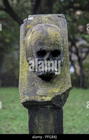 Un crâne sculpté sur le côté d'une pierre tombale dans le Cimetière Nord Leith, Édimbourg, Écosse, Royaume-Uni. Banque D'Images