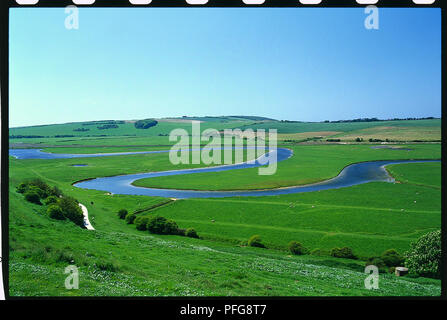 UK, Sussex, rivière sinueuse Cuckmere circulant dans le South Downs à plage de Cuckmere Haven Banque D'Images