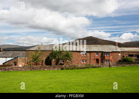 Le village rural de Cawdor dans l'Eden Valley, Cumbria, Royaume-Uni, avec Dufton Pike derrière. Banque D'Images