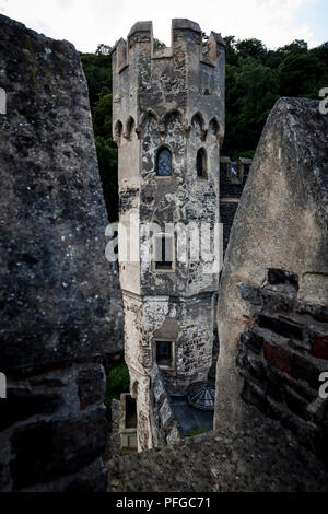 Une des tours à Burg Rheinstein aller-retour sur le Rhin à Trechtingshausen, Allemagne. Banque D'Images