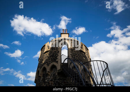 Une tourelle à Burg Rheinstein aller-retour sur le Rhin à Trechtingshausen, Allemagne. Banque D'Images