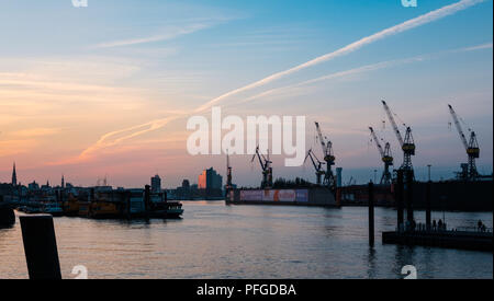 Hambourg, Allemagne - août 2018 : Le port de Hambourg au coucher et au lever du soleil, les grues d'expédition de fret Banque D'Images