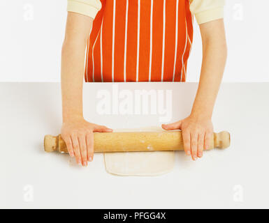 Le déploiement de la pâte feuilletée avec un rouleau à pâtisserie en bois, high angle view Banque D'Images