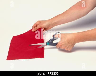 Morceau de tissu coupé avec des ciseaux Banque D'Images