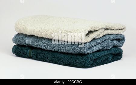 Pile de trois serviettes pliées Banque D'Images
