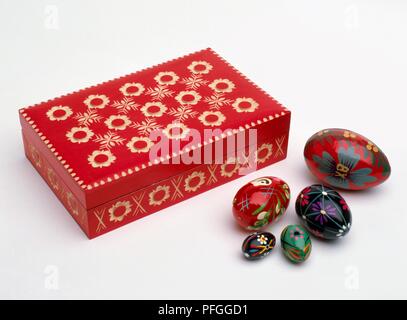 Oeufs en bois peint et sculpté boîte en bois de Pologne Banque D'Images