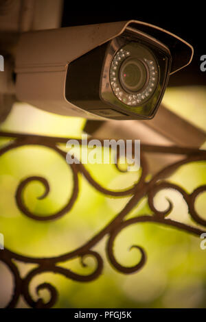 Image en couleur d'une caméra de surveillance installée au mur. Banque D'Images
