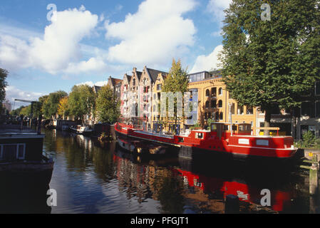 La Hollande, Amsterdam, houseboats qui tapissent le Brouwersgracht. Banque D'Images