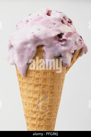 Purple ice-cream dans un cône, close-up Banque D'Images